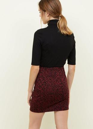 Красивая стильная юбка трикотажная мини цвета марсала в модный принт аналитический3 фото