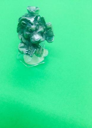 Серебряный лев с телефоном и ноутбуком2 фото