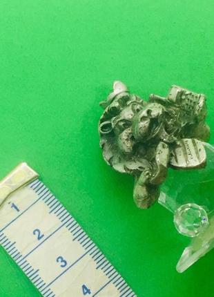 Серебряный лев с телефоном и ноутбуком6 фото