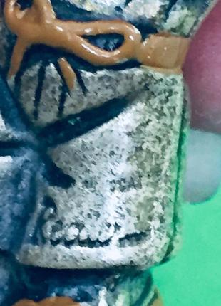 Серебряный лев с телефоном и ноутбуком8 фото