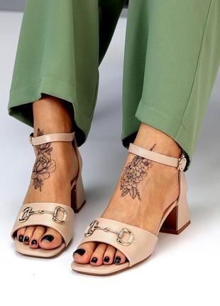 Бежевые женские босоножки удобные