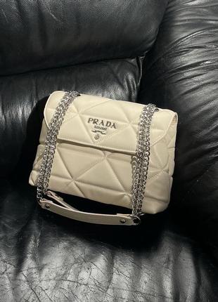 Женская стильная бежевая сумка prada тренд сезона