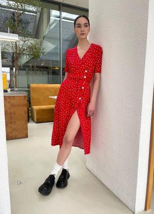 Платье миди красное с вырезом в зоне декольте с поясом с разрезом по ноге на пуговицах качественно стильный