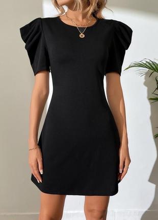 Класична жіноча сукня простого крою, довжиною міні, чорного кольору. модель з короткими рукавами8 фото