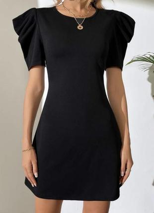 Класична жіноча сукня простого крою, довжиною міні, чорного кольору. модель з короткими рукавами4 фото