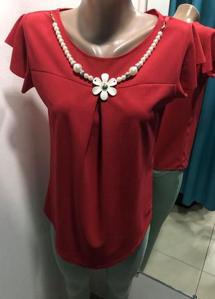 Красная блузка с подвеской