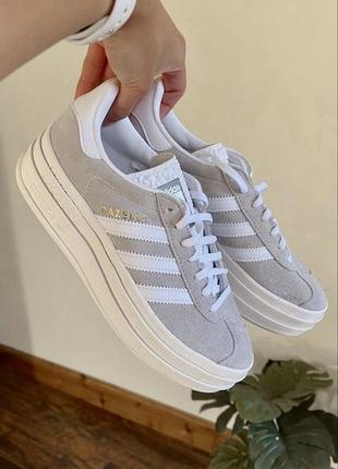 Нереальные женские кроссовки на платформе adidas gazelle platform grey серые с белым