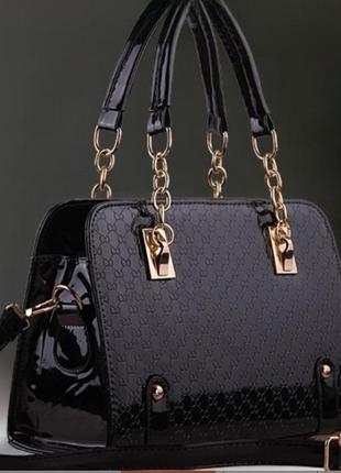 Сучасна жіноча чорна сумка через плече з лакової екошкіри, модна трендова жіноча сумочка для дівчини.1 фото