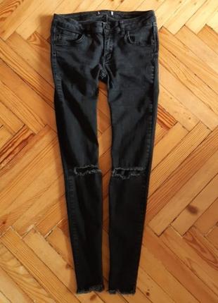 Лаконичные джинсы с рваными коленками  gina tricot