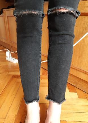 Лаконичные джинсы с рваными коленками  gina tricot6 фото