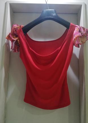 Червона майка з ніжними рожевими рукавчиками
