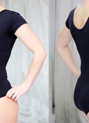 Купальник гімнастичний з короткими рукавами.