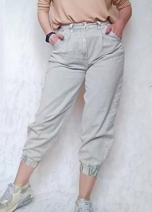 Светлые джинсы слоучи bershka / укороченные брюки вниз на резинке/ мом джинсы bershka2 фото
