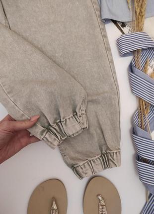 Светлые джинсы слоучи bershka / укороченные брюки вниз на резинке/ мом джинсы bershka5 фото