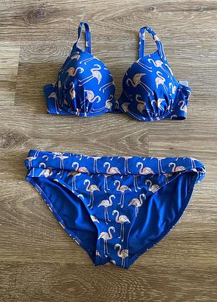 Шикарний, купальник, синього кольору, з гарним, принтом, розового фламінго, від бренду: m&s 👌