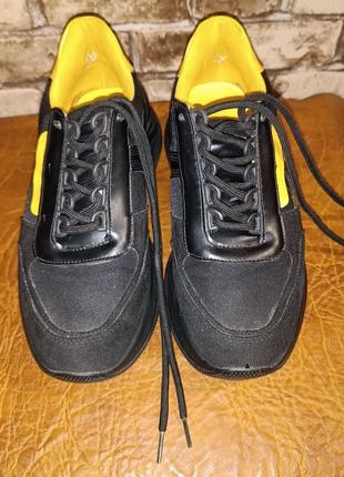 Продам кроссовки женские черного-желтого цвета.размер потолков (25)см, размер кроссовок 39.в хорошем состоянии.