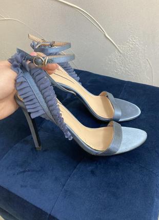 Босоножки на каблуке голубого цвета1 фото