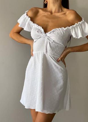 Платье белое красивое мини на завязках голые плечи