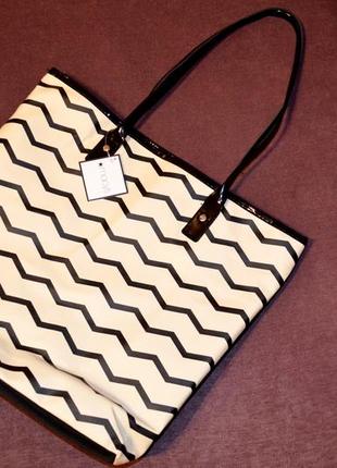 Яскрава і контрастна сумочка macys. америка