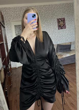 Атласное платье с стяжками