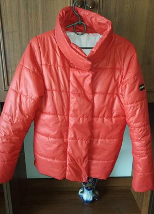 Куртка червоного кольору , розмір 44-46,зовні ніяких дефектів та плям