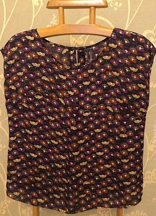 Очень красивая и стильная брендовая блузка в цветах.