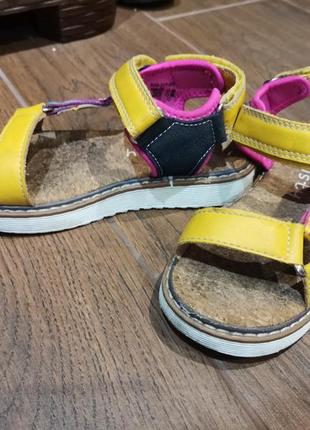 Босоніжки доя дівчинки