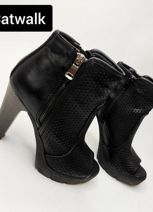 Ботльоны женские черные босоножки в сеточку на каблуке с открытым носом от бренда catwalk 361 фото