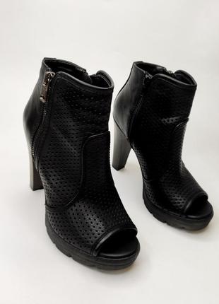 Ботльоны женские черные босоножки в сеточку на каблуке с открытым носом от бренда catwalk 368 фото