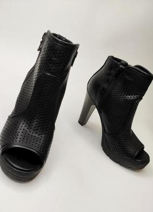 Ботльоны женские черные босоножки в сеточку на каблуке с открытым носом от бренда catwalk 366 фото
