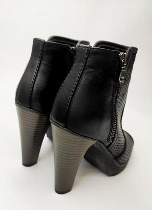 Ботльоны женские черные босоножки в сеточку на каблуке с открытым носом от бренда catwalk 365 фото