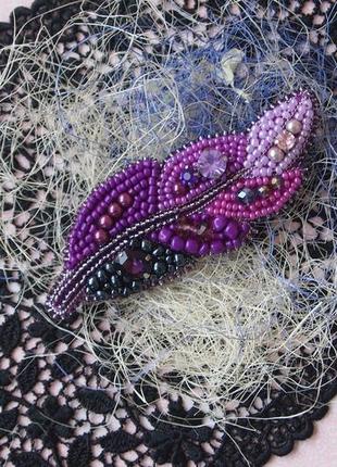 Брошь из бисера перо в фиолетовом цвете4 фото