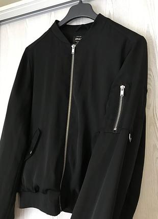 Бомбер ветровка