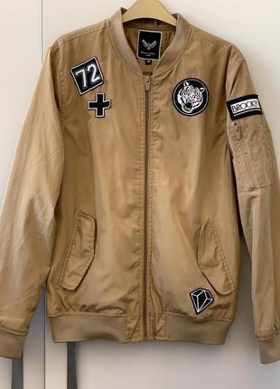 Бомбер з нашивками