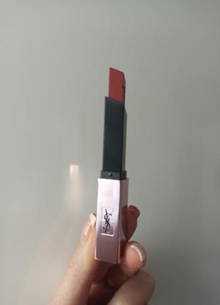 Помада ysl 202 insurgent red the slim glow matte