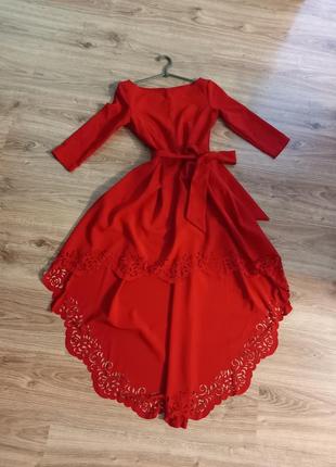 Розкішна червона сукня