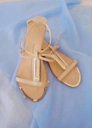 ✨ легкие лакированные босоножки украшены золотом