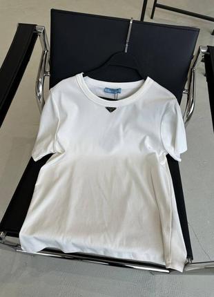 Белая базовая футболка прада prada1 фото