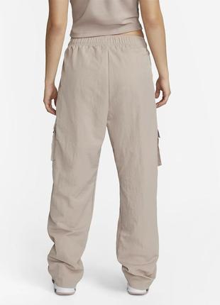 Женские брюки карго nike sportswear essential women's high-rise woven cargo trousers2 фото