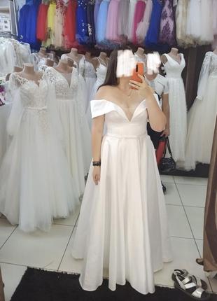 Свадебное атласное платье5 фото