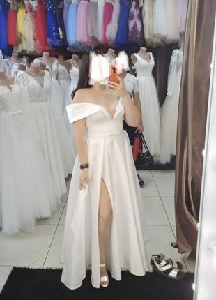 Свадебное атласное платье4 фото