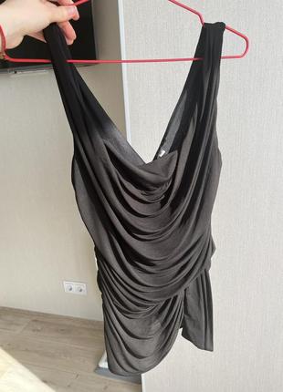 Черная майка блуза на выход с драпировкой со сборкой ткани5 фото