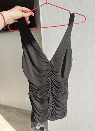 Черная майка блуза на выход с драпировкой со сборкой ткани3 фото