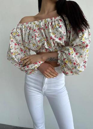 Блузка белая с цветочным принтом2 фото