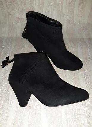 Чёрные ботильоны с молнией и кисточками на пяточке