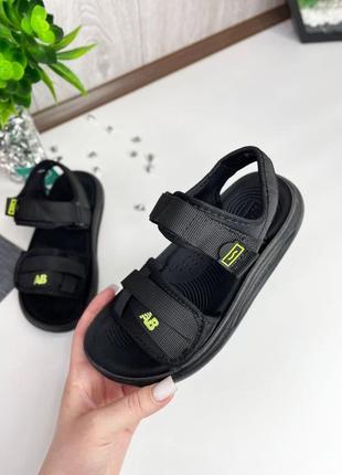 Стильні босоніжки, босоножки, базові трекери.