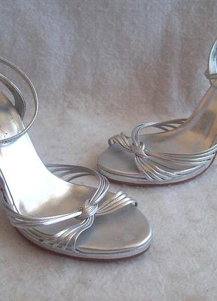 Босоніжки сріблясті шкіра, устілка 22,7 см.