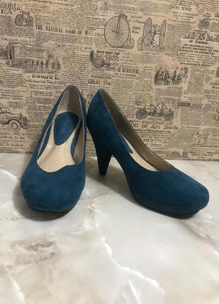 Замшевые туфли на каблуке