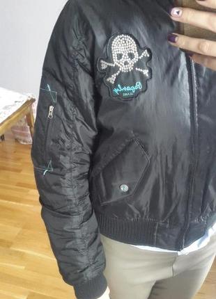 Стильная короткая курточка со стразами5 фото