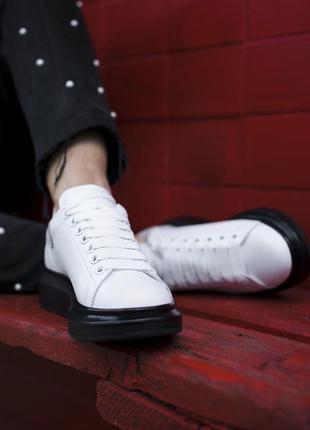 Женские бело-черные кожаные кроссовки alexander mcqueen 🆕 александр маккуин8 фото